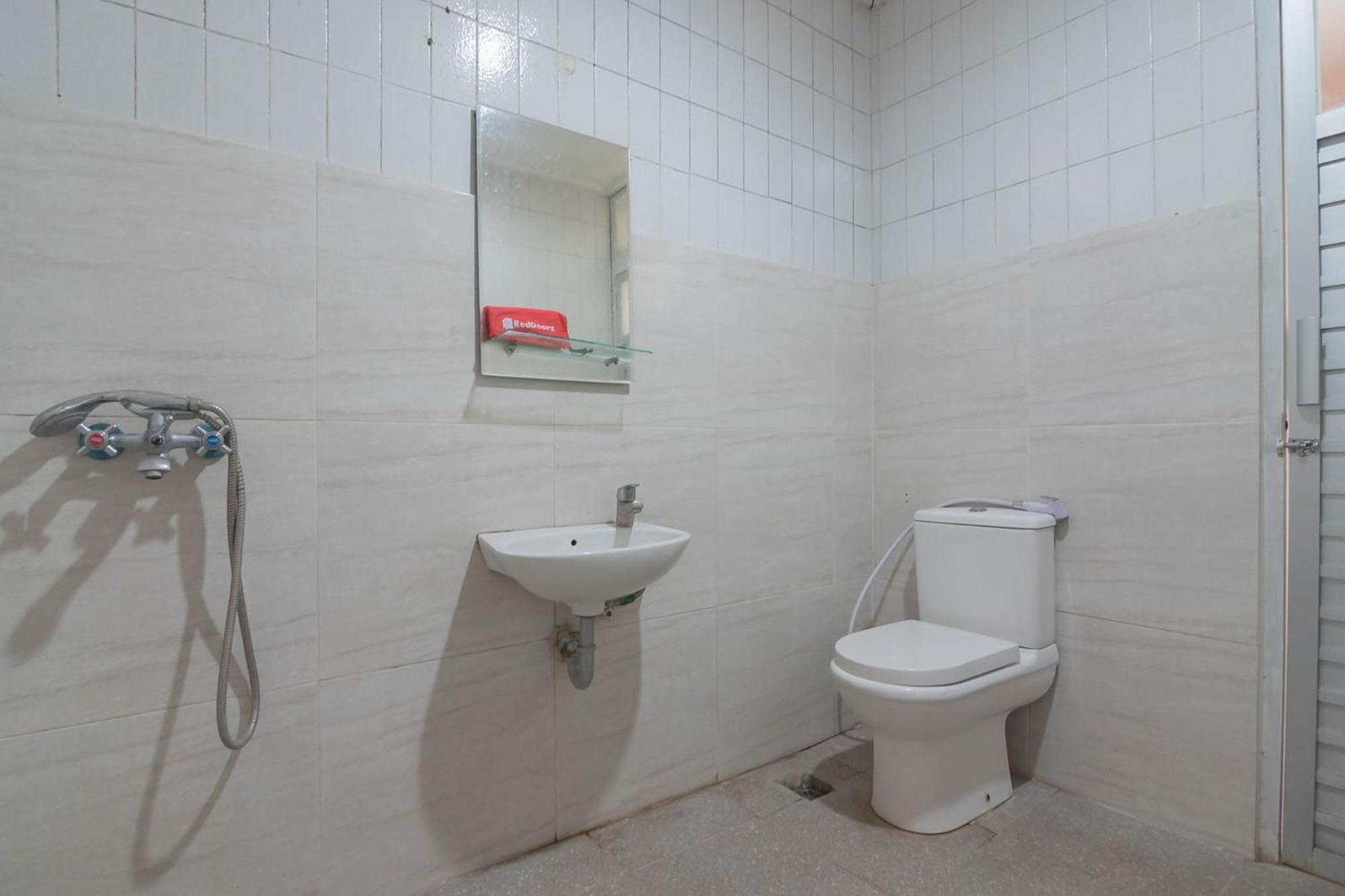 מלון Padasul Reddoorz At Jalan Raya Lembang חדר תמונה